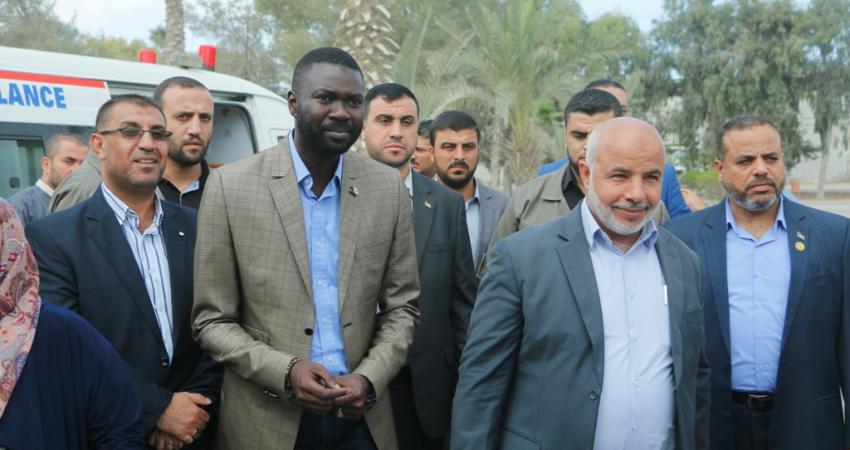 الصليب الأحمر يتفقد المسافرين على معبر رفح (5)