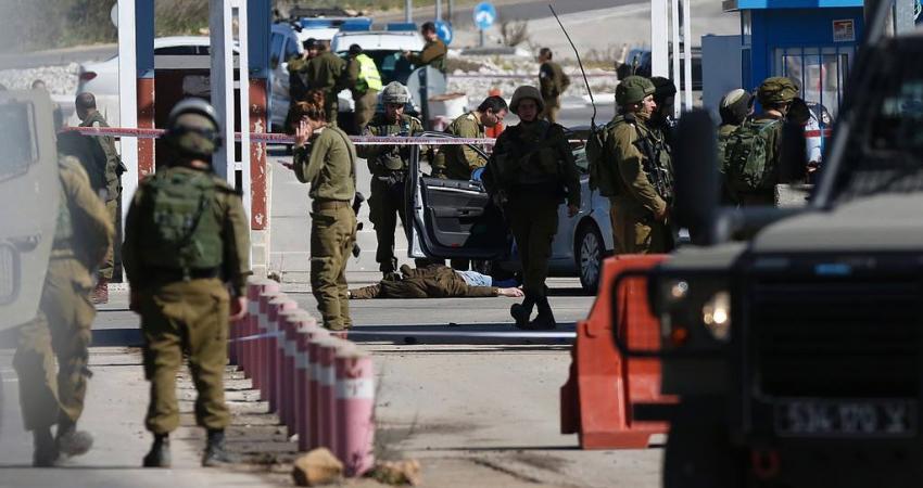 قالت القناة السابعة العبرية، إن فلسطينيين أطلقوا النار من سيارة مسرعة تجاه نقطة عسكرية قرب مستوطنة بيت إيل شمال البيرة، مساء اليوم السبت. وأضافت القناة أنه لا يوجد إصابات نتيجة حادثة إطلاق النار.  وتابعت أن السيارة انسحبت كما يبدو إلى مخيم الجلزون.