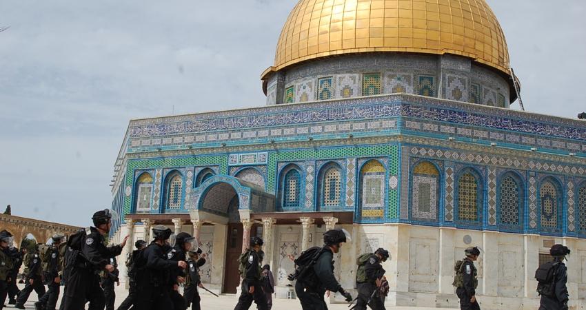 الاحتلال يبعد المزيد من المقدسيين عن المسجد الأقصى