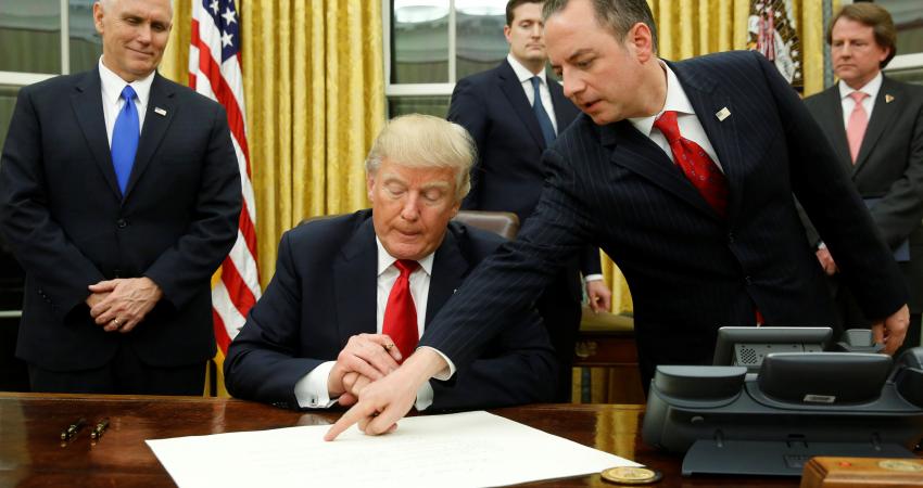 1078780-ترامب-يوقع-أول-قراراته-التنفيذيه-فى-مكتبه-البيضاوى-فى-البيت-الأبيض