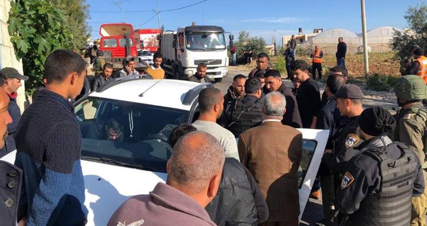 زوارق الاحتلال تطارد مراكب الصيادين الفلسطينيين في عرض بحر خانيونس جنوب قطاع غزة وسط إطلاق نار