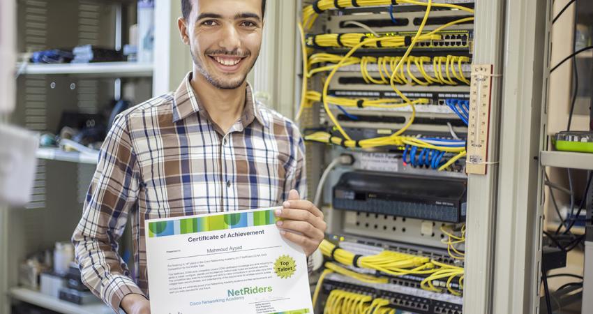 اختيار خريج من كلية المجتمع ضمن أفضل 15 مشارك بمسابقة دولية