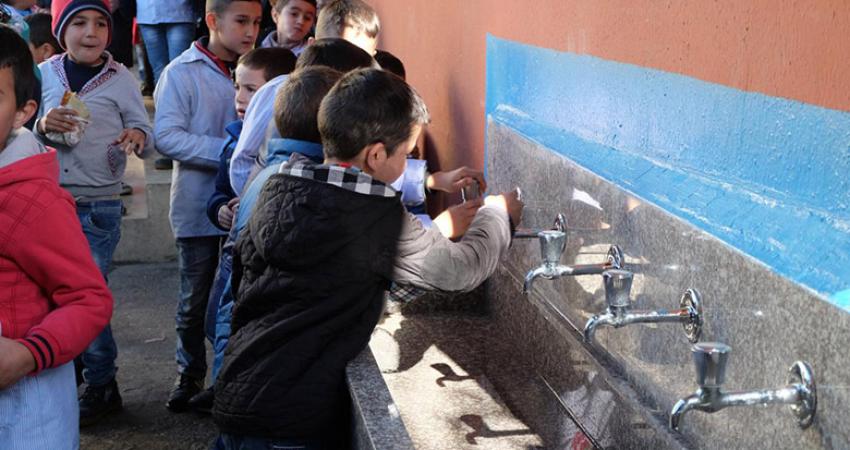 mena_lebanon_kids_drinking_water