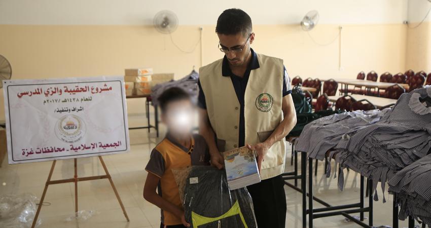 الجمعية الإسلامية توزع الحقيبة والزي المدرسي