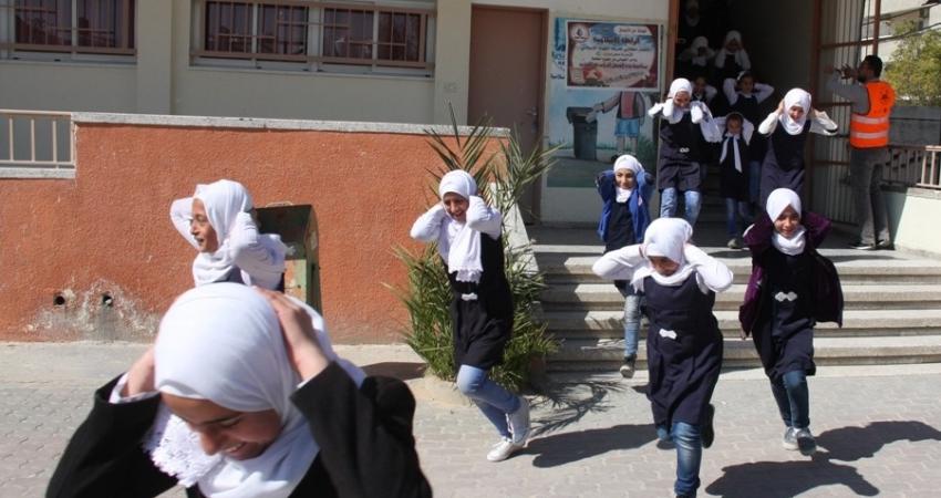نفذت وزارة التربية والتعليم العالى بالتعاون مع جهاز الدفاع المدني الفلسطيني بغزة محاكاة ميدانية لعملية إخلاء المدارس وقت الطوارئ في مدرستي بيت دجن الأساسية للبنين ومدرسة صبحي أبو كرش الأساسية المشتركة الواقعتين شرق مدينة غزة.  وتأتي هذه المحاكاة الميدانية