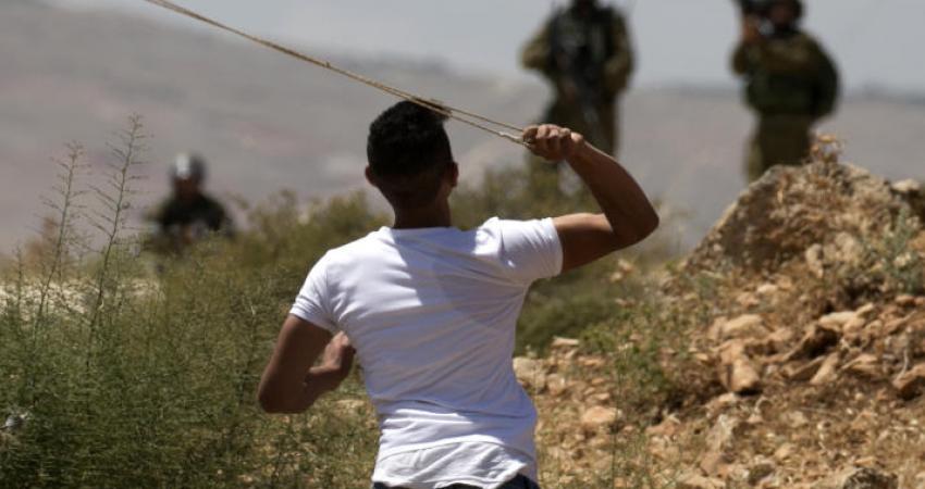 رشق جنود الاحتلال بالحجارة في رام الله