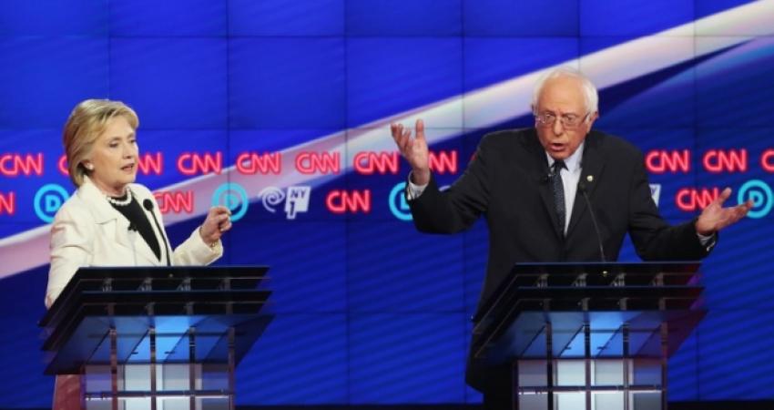 ساندرز خلال مناظرته مع هيلاري كلينتون