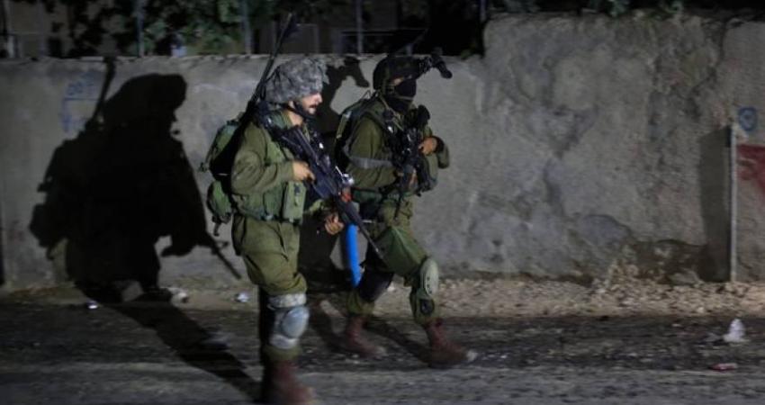 اعتقلت قوات الاحتلال، فجر اليوم الاثنين، مواطنين اثنين من مدينة الخليل جنوب الضفة الغربية، بعد اقتحامها المدينة بعدد من الآليات العسكرية .  وقال ناطق عسكري إسرائيلي، بأن المعتقلين 