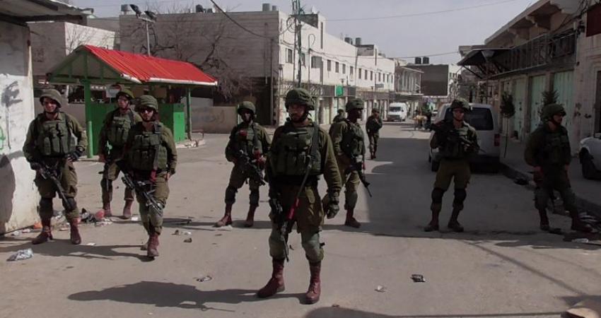 bb0Israeli_soldiers_blocking_street_in_Hebron