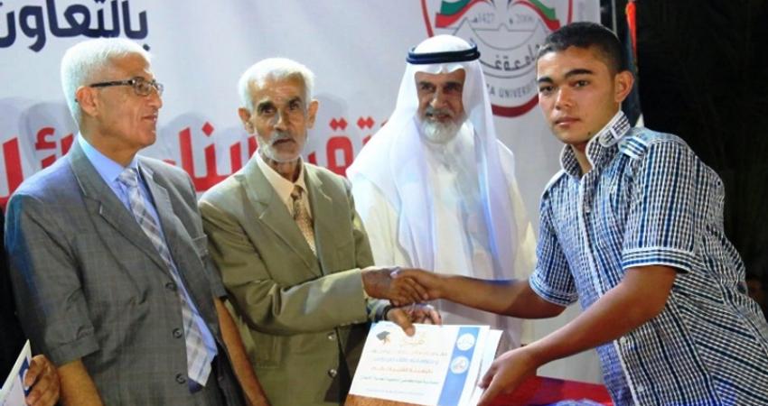 عائلات خان يونس تكرم طلبة الثانوية العامة