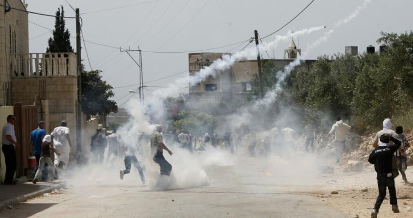 إطلاق قوات الاحتلال قنابل الغاز صوب الفلسطينيين