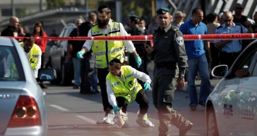 أصيب اسرائيلي صباح اليوم الخميس جراء تعرضه للطعن على يد مجهول في مستوطنة "بزغات زئييف" شرقي مدينة القدس وفقا لما نشرته المواقع العبرية. وأشارت هذه المواقع أن الاسرائيلي 20 عاما تعرض للطعن في الجزء العلوي من جسده على يد مجهول، وجرى نقله الى مستشفى "هداسا ع