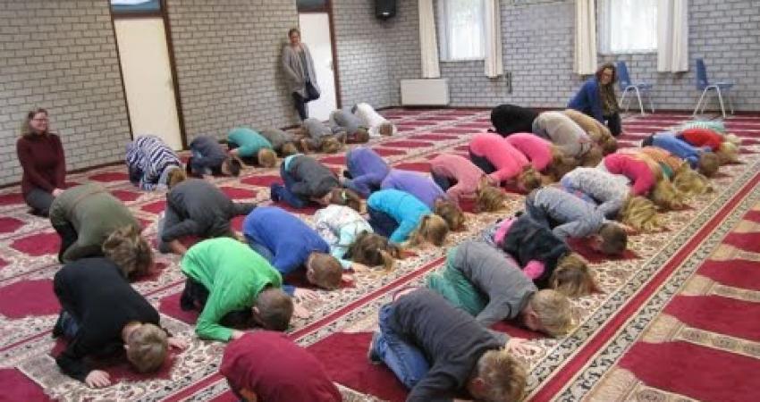 أطفال هولنديون يؤدون الصلاة