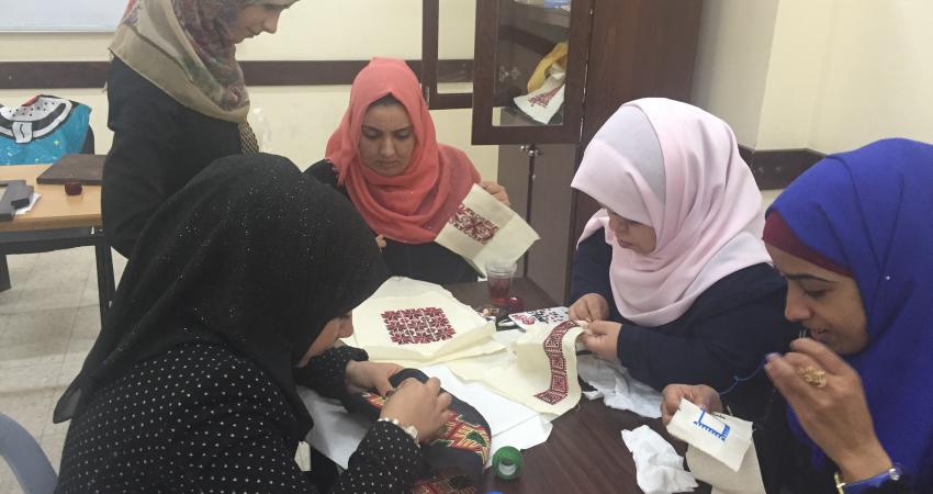 منتجات تصنع بالكامل بأيدي ذوات الإعاقة