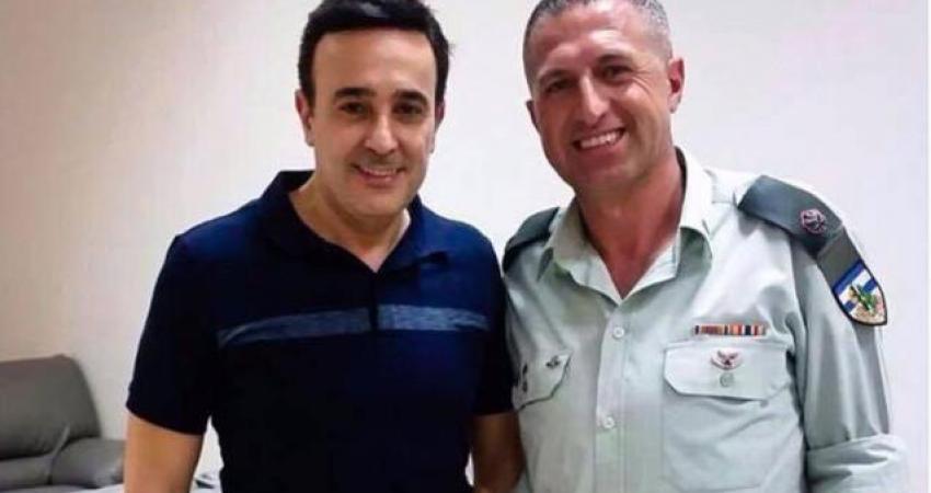 صابر الرباعي مع ضابط إسرائيلي