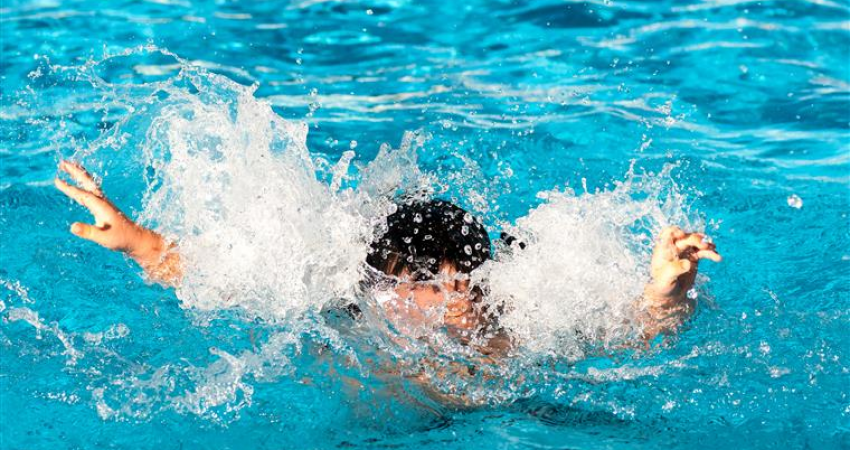 غرق طفل في مسبح