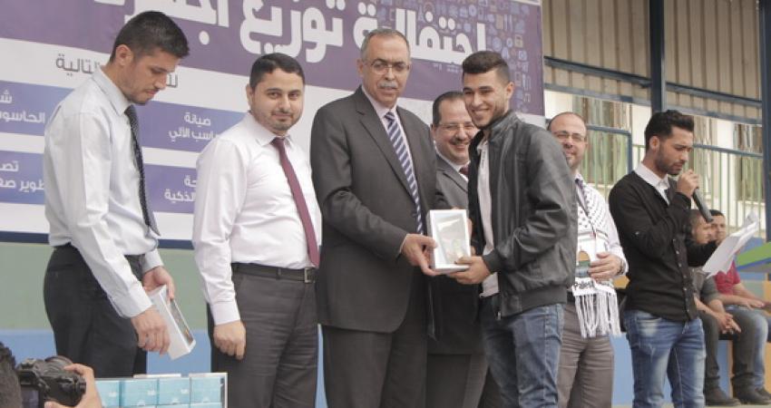 الكلية الجامعية توزع أجهزة Tablet متطورة على طلبتها