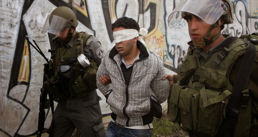 الاحتلال يعتقل مواطنا وطفلين من القدس