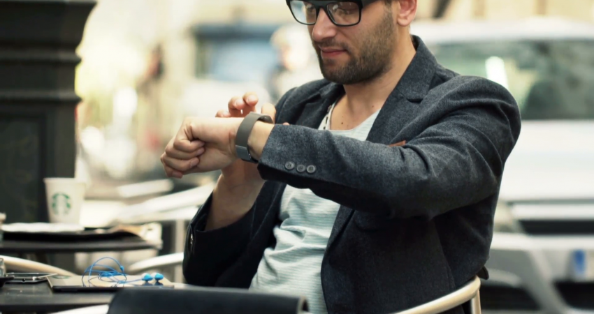handsome-man-with-smartwatch-sitting-in-cafe-in-city_ey6x7uyu__F0000