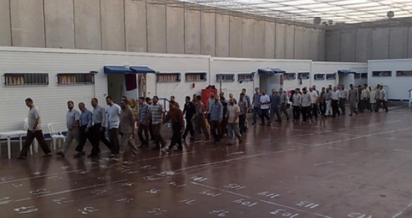 4 أسرى يدخلون أعوامًا جديدة بسجون الاحتلال
