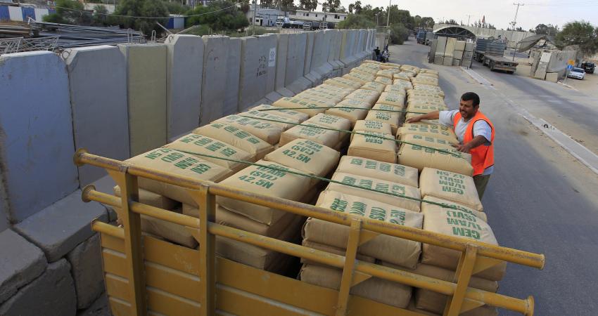 وعود إسرائيلية باستئناف إدخال الاسمنت لغزة غدًا 