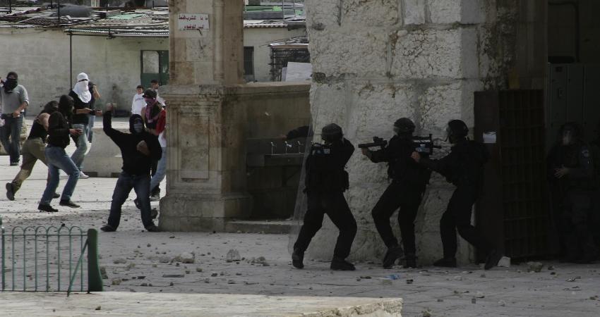 الاحتلال يعتقل عشرات الشبان بالمسجد الأقصى