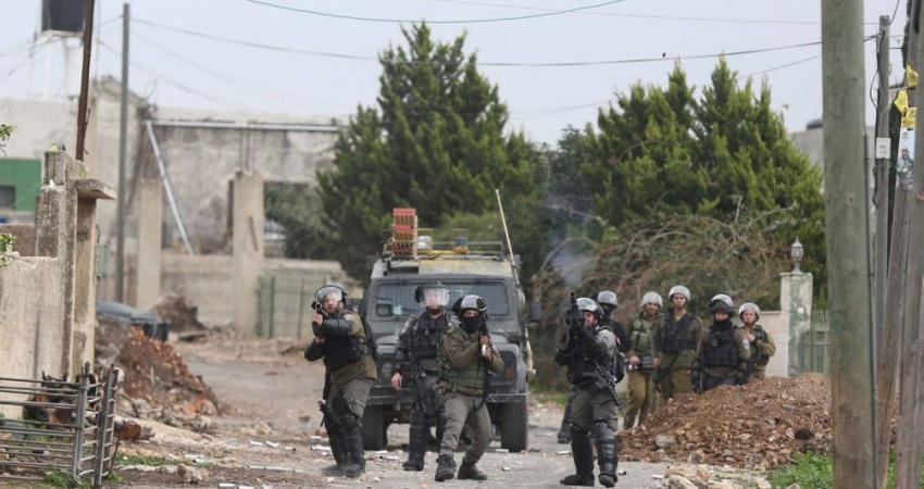 الاحتلال يعتقل أفراد دورية للضابطة الجمركية قرب "ترقوميا"