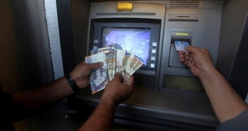 صرف رواتب لموظفي السلطة