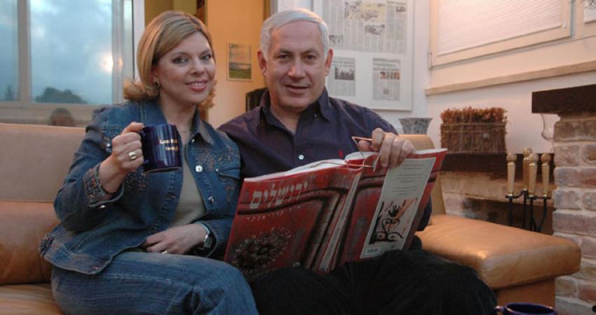 كشف تقرير، بثته القناة التلفزيونية الإسرائيلية الثانية مساء أمس الجمعة، أن عائلة نتنياهو حصلت على هدايا ثمينة من رجل الأعمال أرنون ميلتشين في العام 2004 أيضا، بينما كان بنيامين نتنياهو يشغل منصب وزير المالية.  تجدر الإشارة إلى أن قيمة الهدايا التي حصل علي