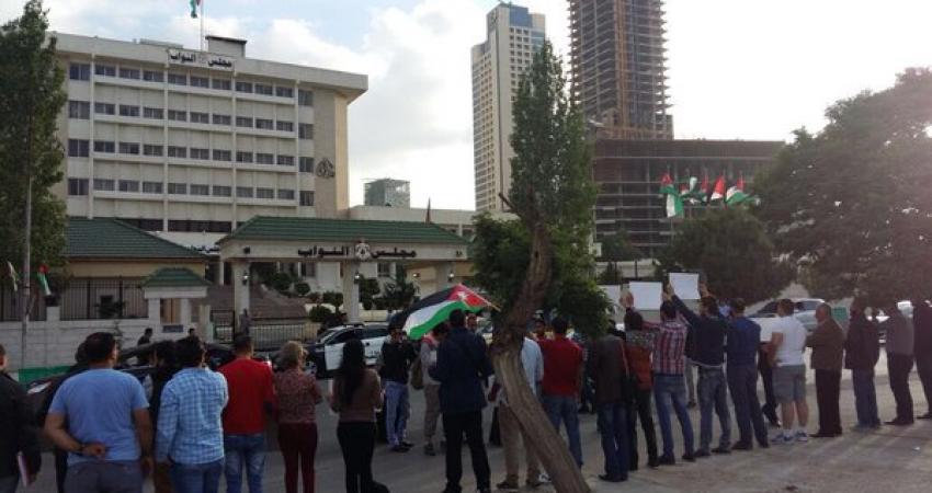 وقفة احتجاجية أمام البرلمان الأردني رفضا للتطبيع