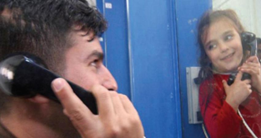 طفلة ووالدها الأسير