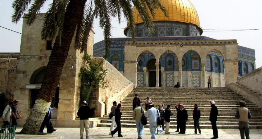 مستوطنون يحاولون أداء ايماءات تلمودية بالأقصى