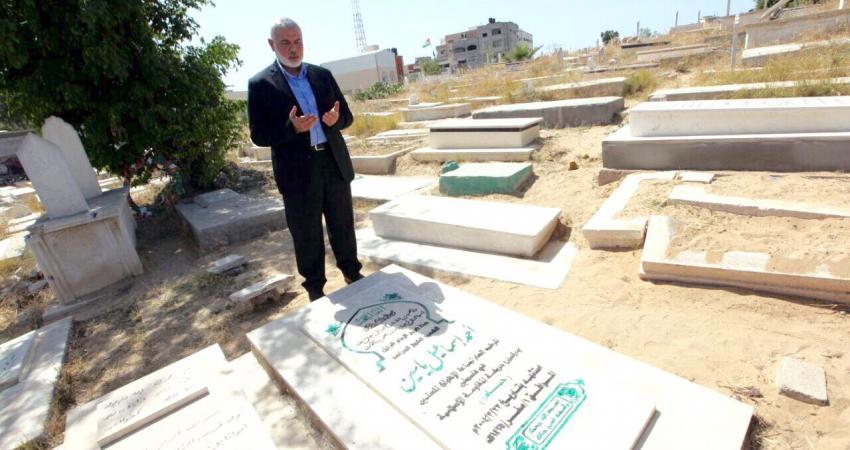 هنية يزور قبر الشهيد المؤسس أحمد ياسين