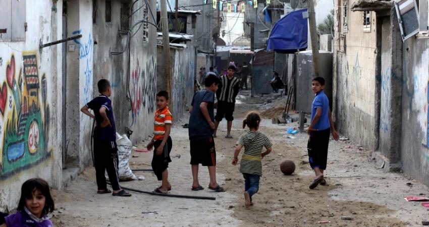 "لجان المخيمات" تحذر وكالة الغوث من توزيع البطاقة الإلكترونية