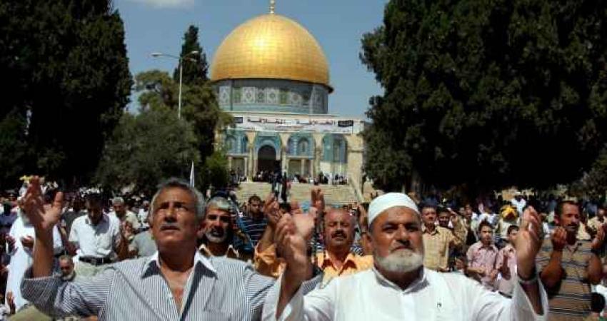 آلاف المواطنين يؤدون الجمعة برحاب الأقصى