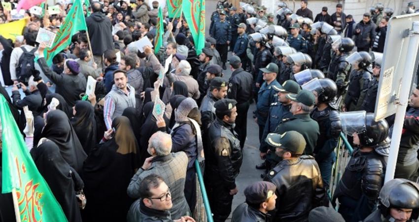 ضابط إسرائيلي: إيران بذكرى ثورتها تواجه معارضة داخلية