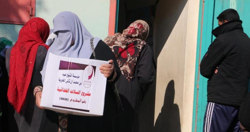 الجمعية الإسلامية بمخيم جباليا توزع الطرود الغذائية