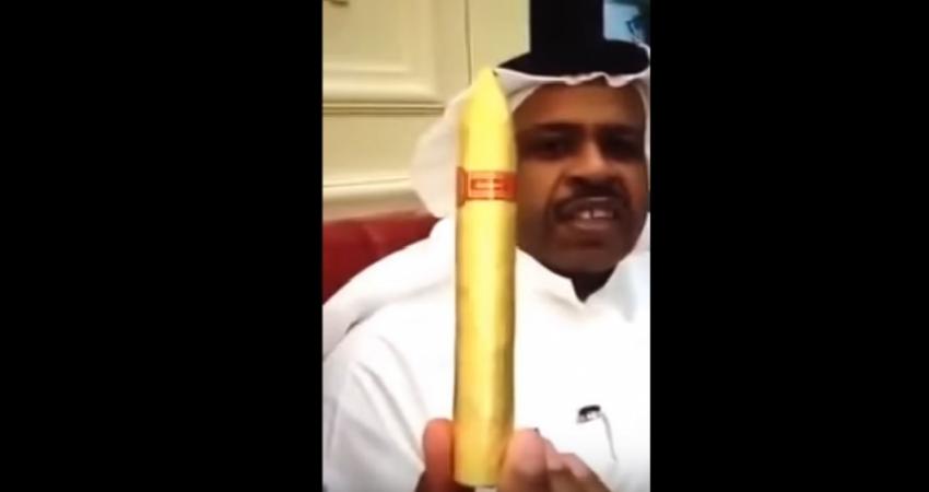 قطري يدخن سجائر من ذهب