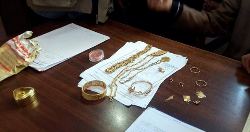 كشفت مباحث شمال غزة قسم معسكر جباليا سرقة ذهب من إحدى الشقق السكنية في منطقة التوأم شمال قطاع غزة.  وذكرت المباحث أن المواطن و .ق تقدم إليها بشكوى قبل اسبوع مفادها قيام مجهولين بالسطو على منزله وسرقة ذهب يقدر ثمنه بقيمة 10000 دينار أردني.  وأفادت مباحث ال