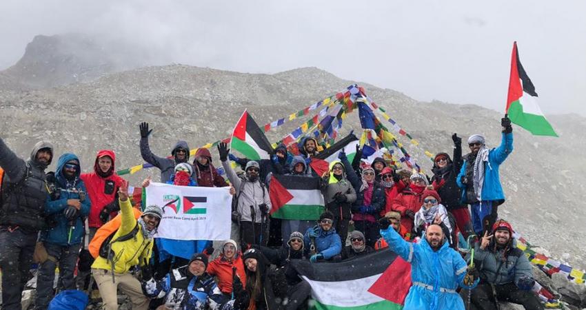 37 فلسطينية وفلسطينيًا يرفعون علم فلسطين على 