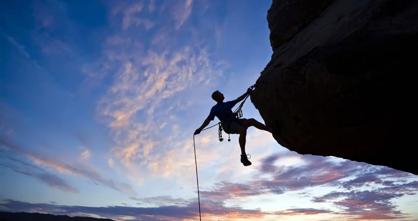 courage-to-challenge-the-climb-of-the-cliff_1680x1050