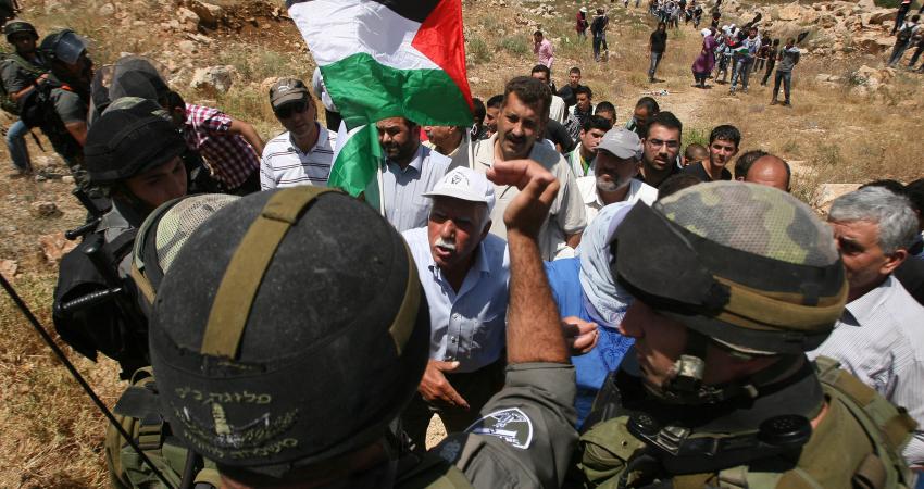 عشرات المتضامنين يشاركون أهالي بلعين مسيرتهم الأسبوعية