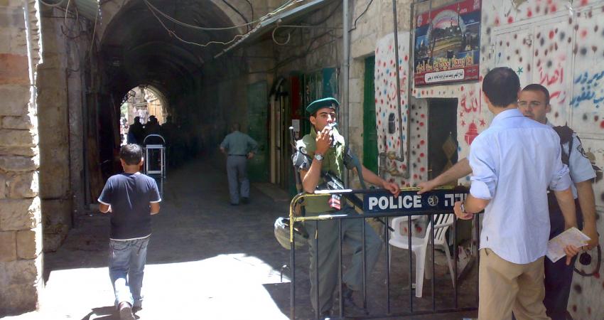 الاحتلال يبعد 3 مواطنين عن المسجد الأقصى