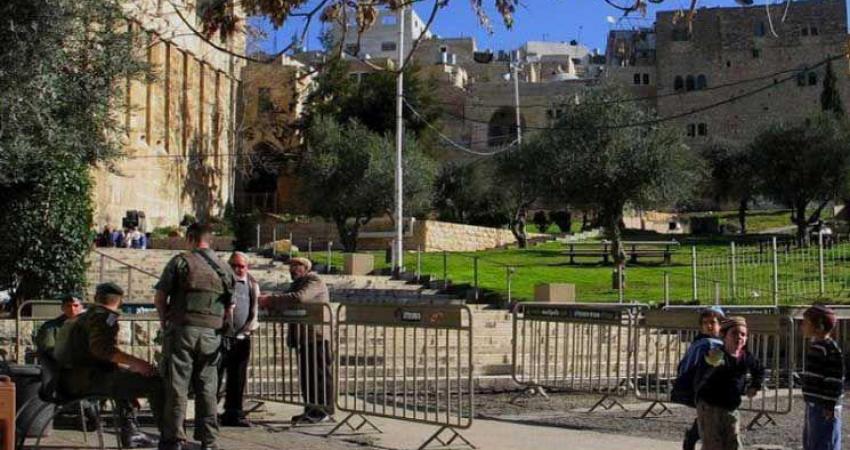 الاحتلال يغلق الحرم وعشرات المتاجر بالخليل
