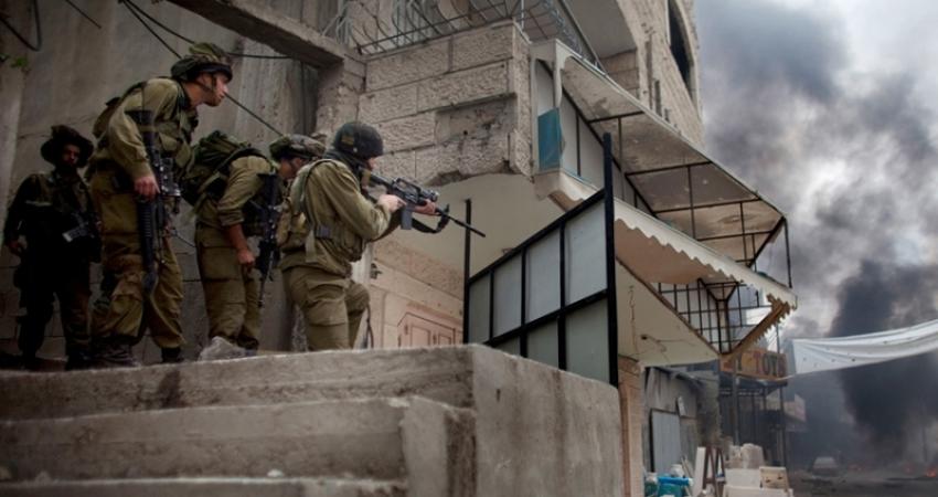 اقتحمت قوات كبيرة من جنود الاحتلال، معززة بنحو عشر آليات عسكرية، فجر اليوم الثلاثاء، مخيم قلنديا شمال القدس المحتلة، وتصدى لها أبناء المخيم بالحجارة والزجاجات الفارغة.  وقال مراسلنا إن قوات الاحتلال أطلقت عشرات القنابل الغازية السامة في شوارع المخيم، في ا