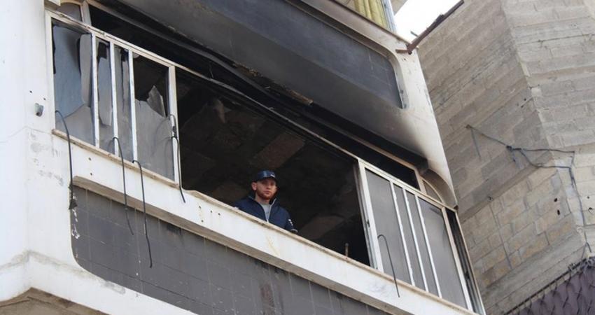 إنقاذ أم وطفلها من حريق بمنزلهم وسط غزة