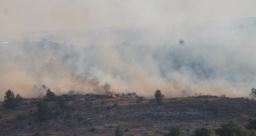 حريق كبير قرب معسكر للاحتلال شرق الرملة