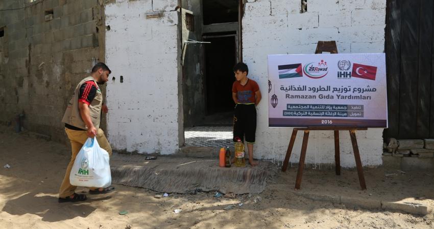 روّاد تشرع بتوزيع عشرات السلال الرمضانية