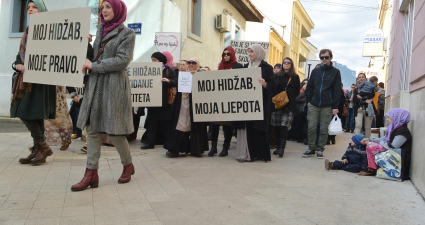 احتجاجات-في-مدن-بوسنية-ضد-منع-موظفات-القضاء-من-ارتداء-الحجاب-1
