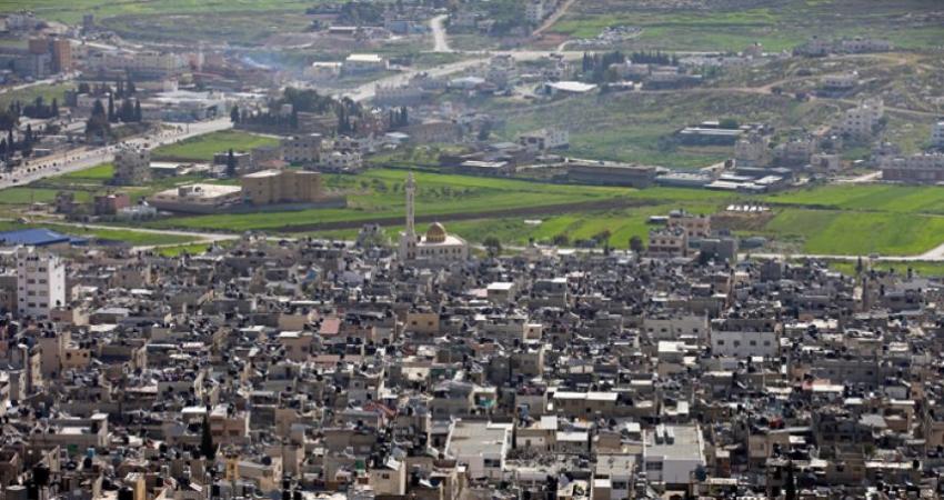 أتراك يقدمون مساعدات مالية لأسر الأيتام بنابلس